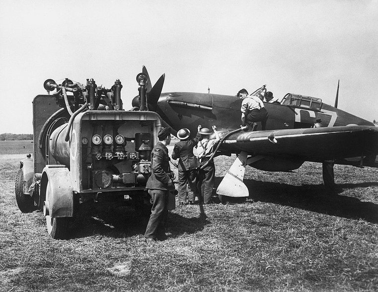 Myśliwiec Hurricane Mk I z Dywizjonu 32 RAF w czasie tankowania naziemnego