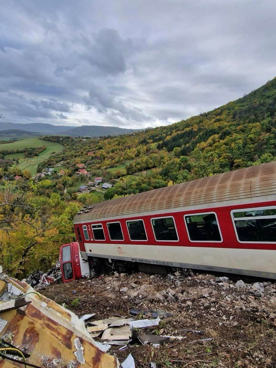 Pred tunelom v obci Jablonov nad Turňou došlo k zrážke dvoch rýchlikov.