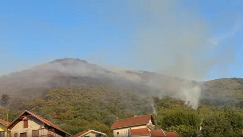 Vatra se približila kućama u Baošićima na nekoliko metara | Foto: Radio-televizija Crne Gore