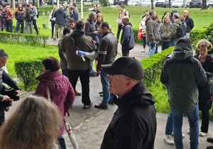 Okupljanje građana pred sednicu gradske opštine Novi Beograd