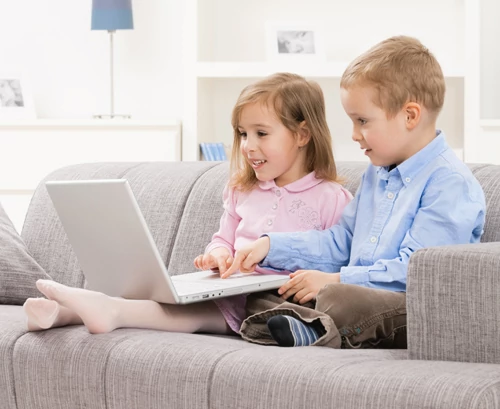 Dzieci chętnie spędzają czas w sieci. Czeka tam na nie wiele treści edukacyjnych, rozrywka przystosowana do ich potrzeb i możliwości, ale także rzeczy, których nigdy nie powinny zobaczyć