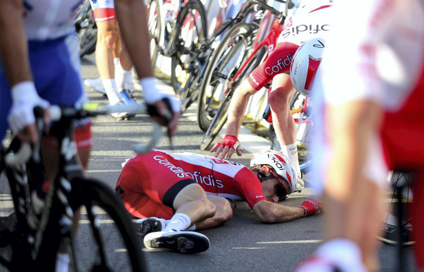 Jeden z poszkodowanych po kraksie na mecie 1. etapu wyścigu kolarskiego 77. Tour de Pologne z Chorzowa do Katowic