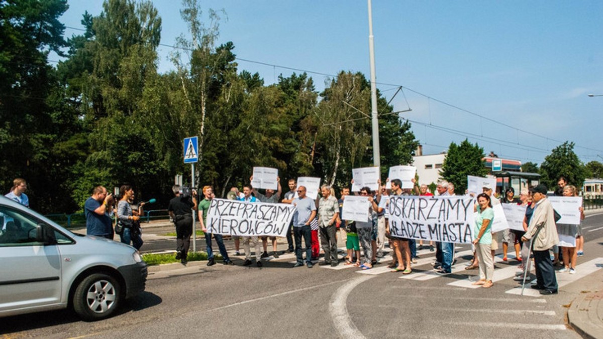 Do Sądu Okręgowego w Gdańsku został złożony pozew zbiorowy przeciwko firmie, pobierającej opłaty za parkowanie. 43 kierowców domaga się zwrotu pieniędzy, które według reprezentujących ich prawników zostały pobrane niezgodnie z prawem. To ciąg dalszy tak zwanej afery parkingowej w mieście, w której głos zabierali już urzędnicy, wojewoda, Wojewódzki Sąd Administracyjny, a także protestujący mieszkańcy.