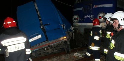 Wypadek na przejeździe. Furgonetka wjechała pod pociąg