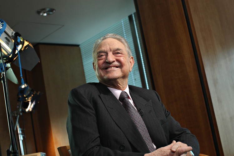 Miliarder George Soros, prezes Soros Fund Management LLC, uśmiecha się w trakcie wywiadu.