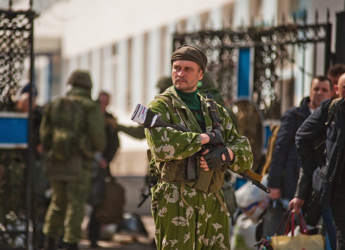 Ukraińscy żołnierze opuszczają jednostkę wojskową