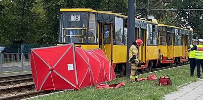 Po makabrycznej śmierci dziecka pod kołami stołecznego tramwaju, policja szuka ważnych detali. Sprawdzają billingi motorniczego i ogłaszają apel związany z monitoringiem