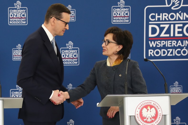 Premier Mateusz Morawiecki i marszałek Sejmu Elżbieta Witek podczas konferencji prasowej po spotkaniu w ramach działania "Chrońmy dzieci, wspierajmy rodziców" 14 kwietnia 2023 r. 