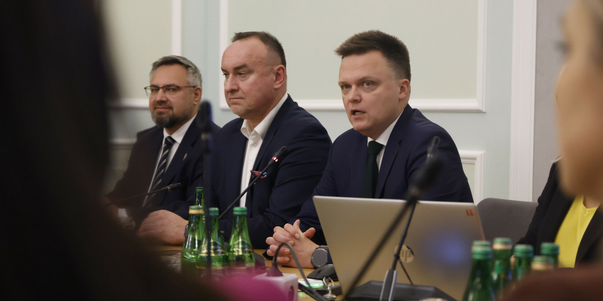 Szymon Hołownia (z prawej) i Michał Kobosko (w środku) podczas posiedzenia klubu parlamentarnego Polska 2050.