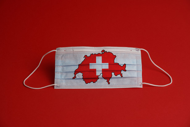 Szwajcaria znosi niemal wszystkie restrykcje covidowe