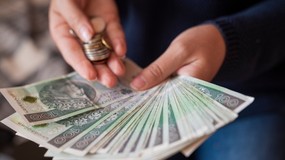 2000 zł od ZUS dla seniorów po 60. roku życia bez choćby jednego dnia. Komu się należy?