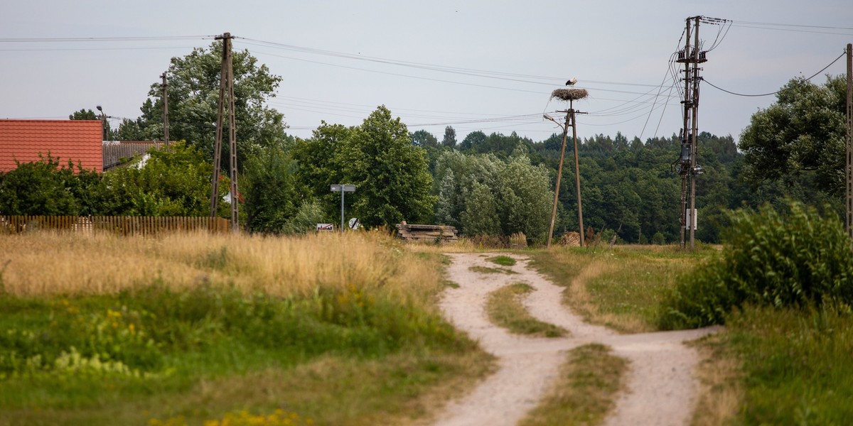 Przyjeżdżał na rowerze do siostry. Zginął tuż obok przydrożnego krzyża. Mieszkańcy żyją w strachu.