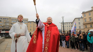 Religijność spada, abp Jędraszewski tłumaczy: internet, smartfony i pokolenie "pochylonych głów"