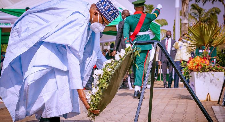 President Muhammadu Buhari lays wreath at the National Arcade to commemorate the 2021 Armed Forces Remembrance Day.  [Twitter/@NigeriaGov]