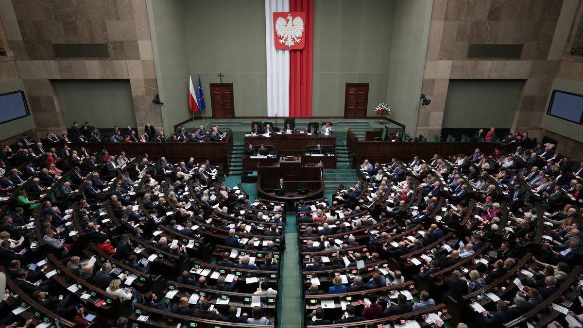 "Ilu powinno być posłów w Sejmie?". Polacy odpowiedzieli [SONDAŻ]