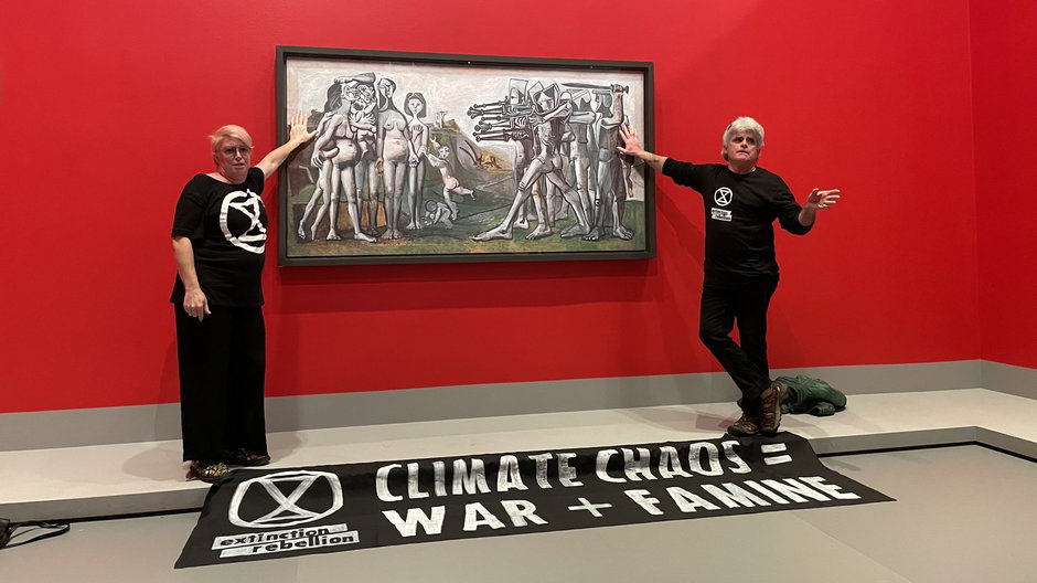 Dwójka aktywistów klimatycznych przykleiła się do obrazu Picassa