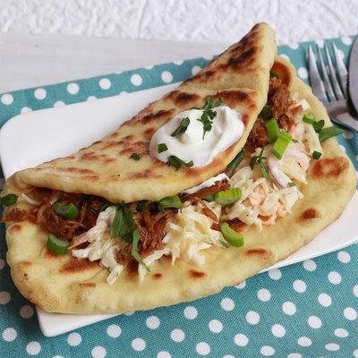 Pulled pork naan szendvics amerikai káposztasalátával