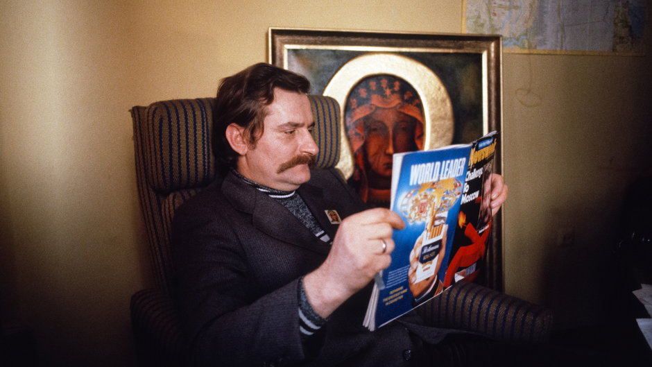 Lech Wałęsa czyta "Newsweeka" w siedzibie Solidarności w Gdańsku (1980)