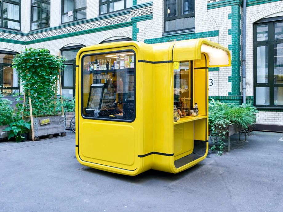 - Kiosk K67 fascynował mnie od prawie 20 lat – opowiada Martin Ruge von Löw, właściciel punktu, z wykształcenia projektant graficzny. Na zdjęciu Kioski Berlin.