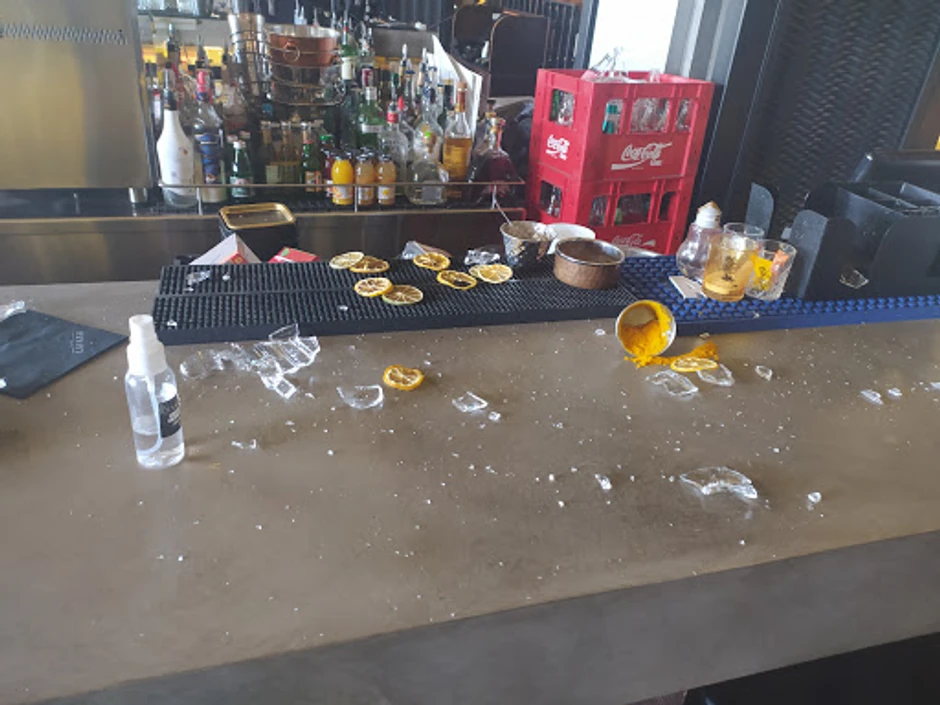 Huligani su lomili sve pred sobom