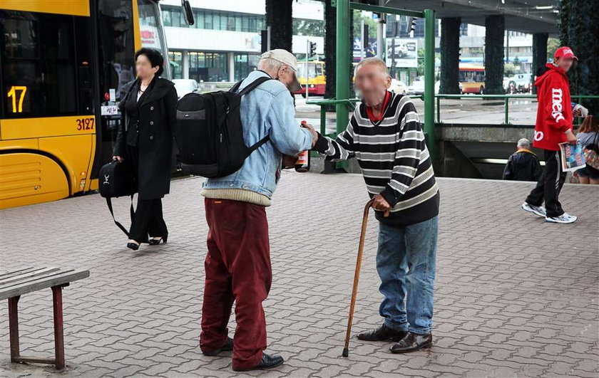 Menele okupują przystanki