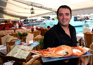 Konobar u Grččkoj taverni