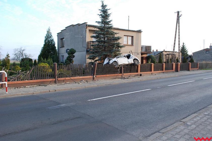 Nietypowy wypadek w Ratajach. Samochód wylądował na..