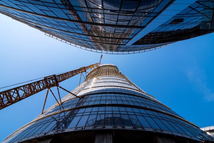 W połowie kwietnia Ghelamco podpisał kolejną gigantyczną umowę na wynajem biur. Samsung wynajmie aż 22 tys. m2 powierzchni biurowej w najwyższym budynku A – to jedna piąta całej powierzchni biurowej oferowanej w kompleksie. Jako pierwszy o tej transakcji informował serwis eurobuild.com. Najemcy w transakcji doradzała firma JLL.