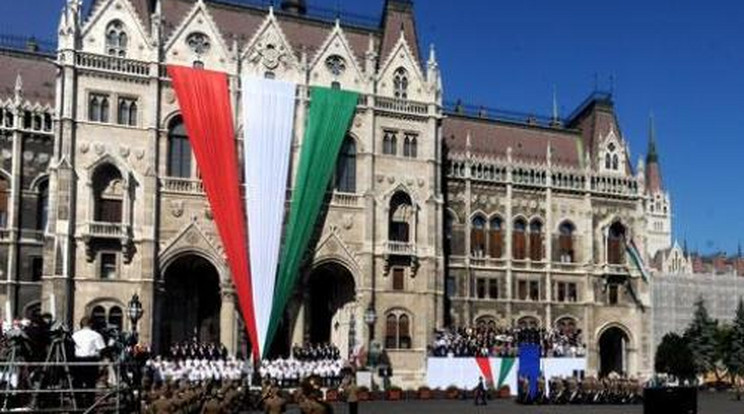 Orbán lemaradt a zászlóról
