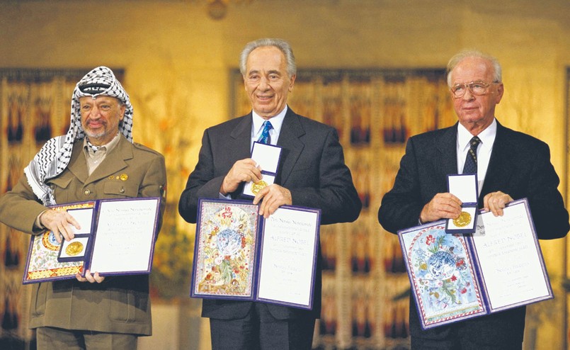 Laureaci Pokojowej Nagrody Nobla: Jasir Arafat, Szimon Peres i Icchak Rabin. Oslo, 1994 r.