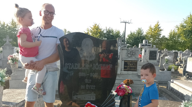 Stadler Zoltánkét gyermekével, Mirabellával és Levinnel az édesapja sírjánál