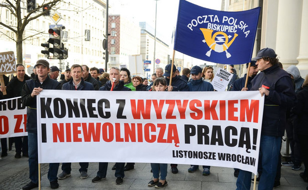 "Dość wyzysku, czas na podwyżki". Protest pocztowców w Warszawie