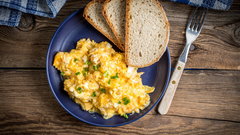 Jajecznica inna niż zwykle? Oto 6 świetnych dodatków. Który z nich wypróbujesz podczas weekendowego śniadania? 