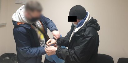 Spowodował kolizję, ale nie chciał dać się złapać. 53-latek przepłynął wpław Kanał Bródnowski! Policja znalazła go... w śniegu