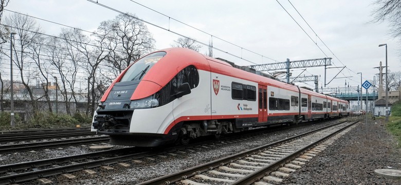 Położył kamień na torach, odprysk wybił szybę pociągu. Nastoletnim sprawcą zajmie się sąd