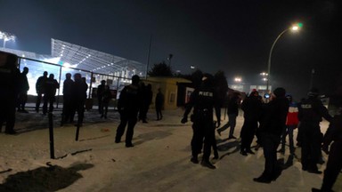 Szczecińscy kibice zebrali się przed stadionem. Głośno domagali się otwarcia trybun