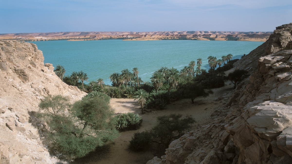 Jeziora Ounianga w północnym Czadzie są absolutnym cudem przyrodniczym — w morzu piasku w samym środku Sahary zdołały jakimś sposobem przetrwać przez tysiące lat. Geologowi z Kolonii udało się obecnie odczytać z osadów na ich dnie, prawdziwego archiwum historii Ziemi, fascynujący rozdział dziejów ludzkości.