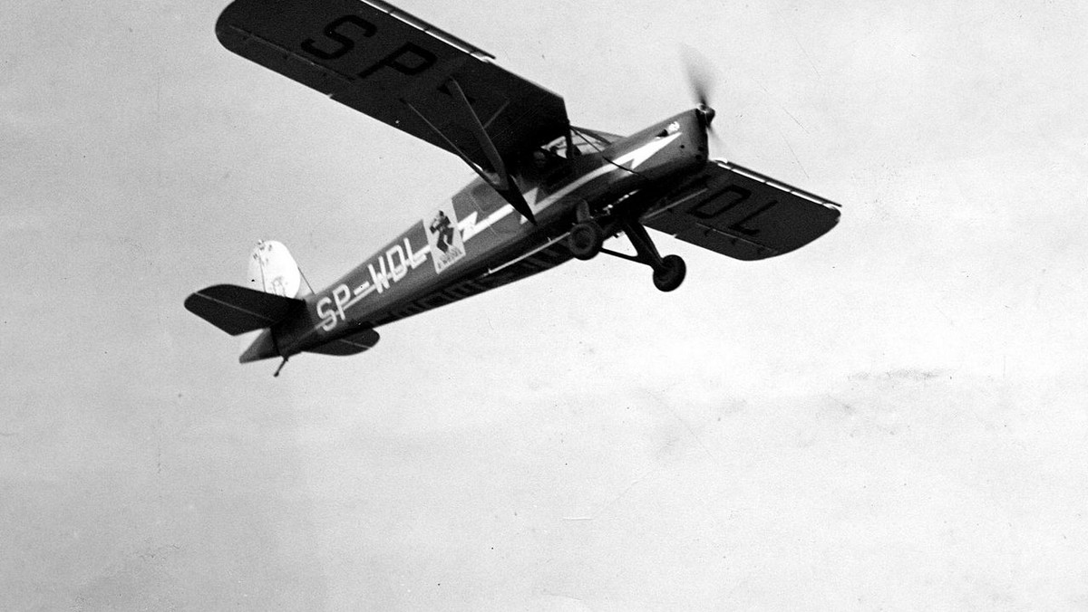 28 sierpnia obchodzimy Dzień Lotnictwa Polskiego. Tego dnia w 1932 roku porucznik Franciszek Żwirko oraz inżynier Stanisław Wigury zwyciężyli w międzynarodowych zawodach lotniczych ,"Challange" w Berlinie. Sukces przyniosła im latająca maszyna RWD-6. Wydarzenie określane było jako ogromne osiągnięcie Polaków, zarówno utalentowanych pilotów, jak i autorów projektu wspaniałego samolotu. 