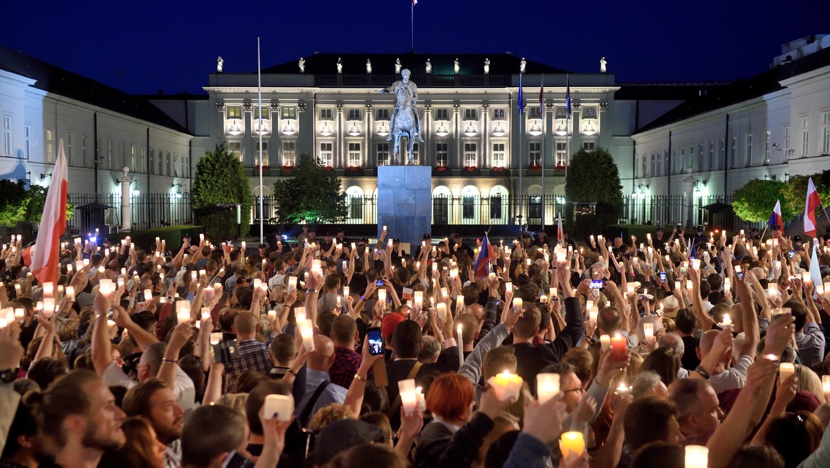 Lancuch swiatla pod Palacem Prezydenckim przeciwko ustawie o Sadzie Najwyzszym. 