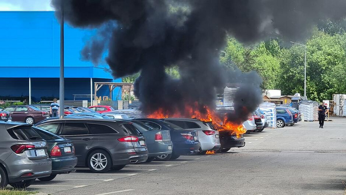 Gdańsk Pożar przed marketem budowlanym. Dwa auta spalone, cztery uszkodzone