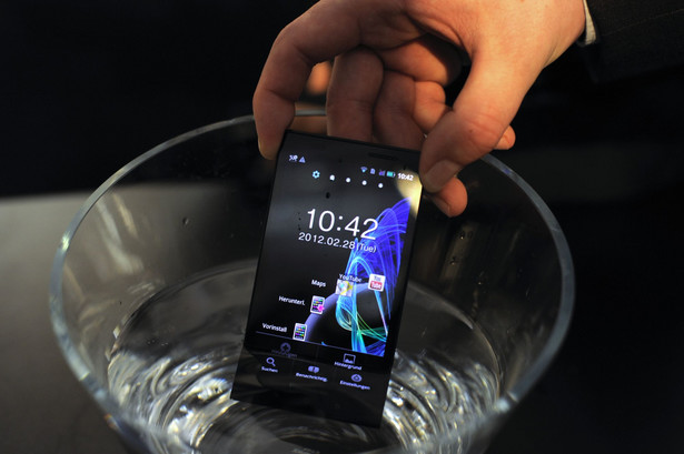 Wodoodporny smartfon Eluga Panasonica. Tutaj moczony w wodzie.