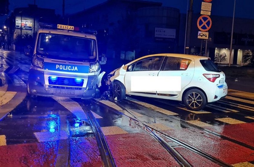 Toyotą wjechał w radiowóz. Ranni policjanci