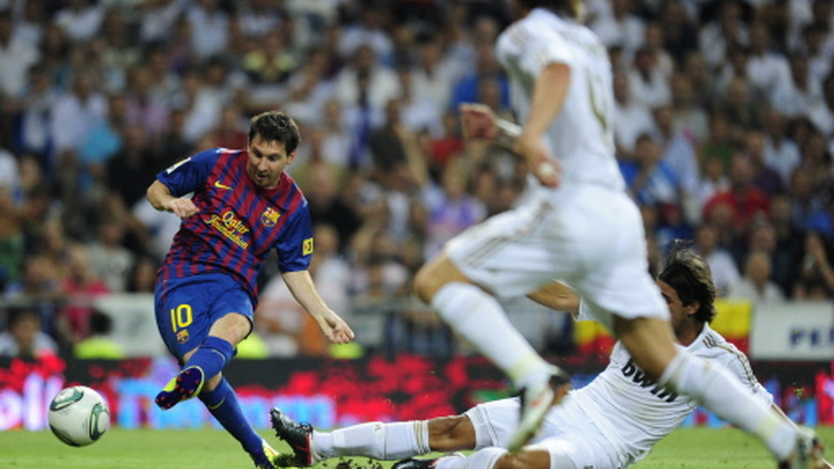 Real Madryt zremisował na Santiago Bernabeu z FC Barceloną 2:2 (1:2) w pierwszym meczu o Superpuchar Hiszpanii. Spotkanie trzymało w napięciu od pierwszej do ostatniej minuty, a mimo że to Królewscy dominowali i prezentowali dużo ładniejszą i ofensywną grę, dwa przebłyski gwiazd Blaugrany sprawiły, że to Katalończycy są w tej chwili bliżej wywalczenia trofeum.