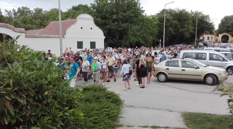 Nem hagynak fel a tüntetéssel Tatán./ Fotó:Fogl Gyula