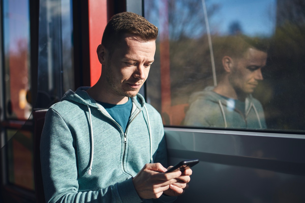 tramwaj autobus smartfon telefon mężczyzna