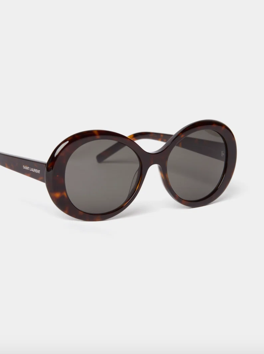 Lunettes de soleil avec détails du label de Saint Laurent, environ 290 francs chez Stylebop. 