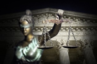 Rzecznik Finansowy: Wielu posiadaczy polisolokat nie wie, że może dochodzić swoich roszczeń przed sądem