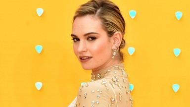 Nowa ikona mody? Lily James zachwyca w neonowym garniturze Versace