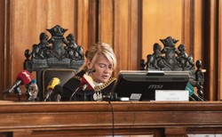 Samotność sprawiedliwości. Sędzia już trzeci miesiąc odczytuje wyrok ws. Amber Gold [FELIETON]