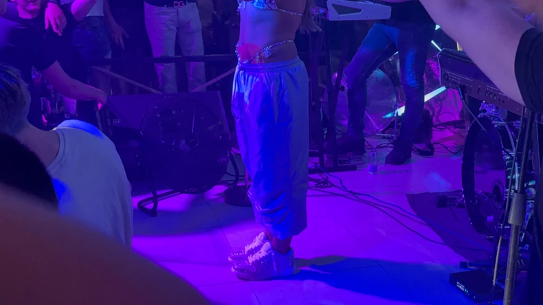 Sandra Afrika na nastupu u bikiniju i patikama